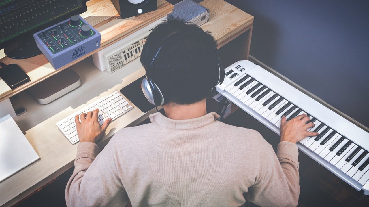 Музыка песни без интернета. Музыка картинки. Музыкант сочиняет. Современные музыкальные технологии. Музыкальные компьютерные технологии.